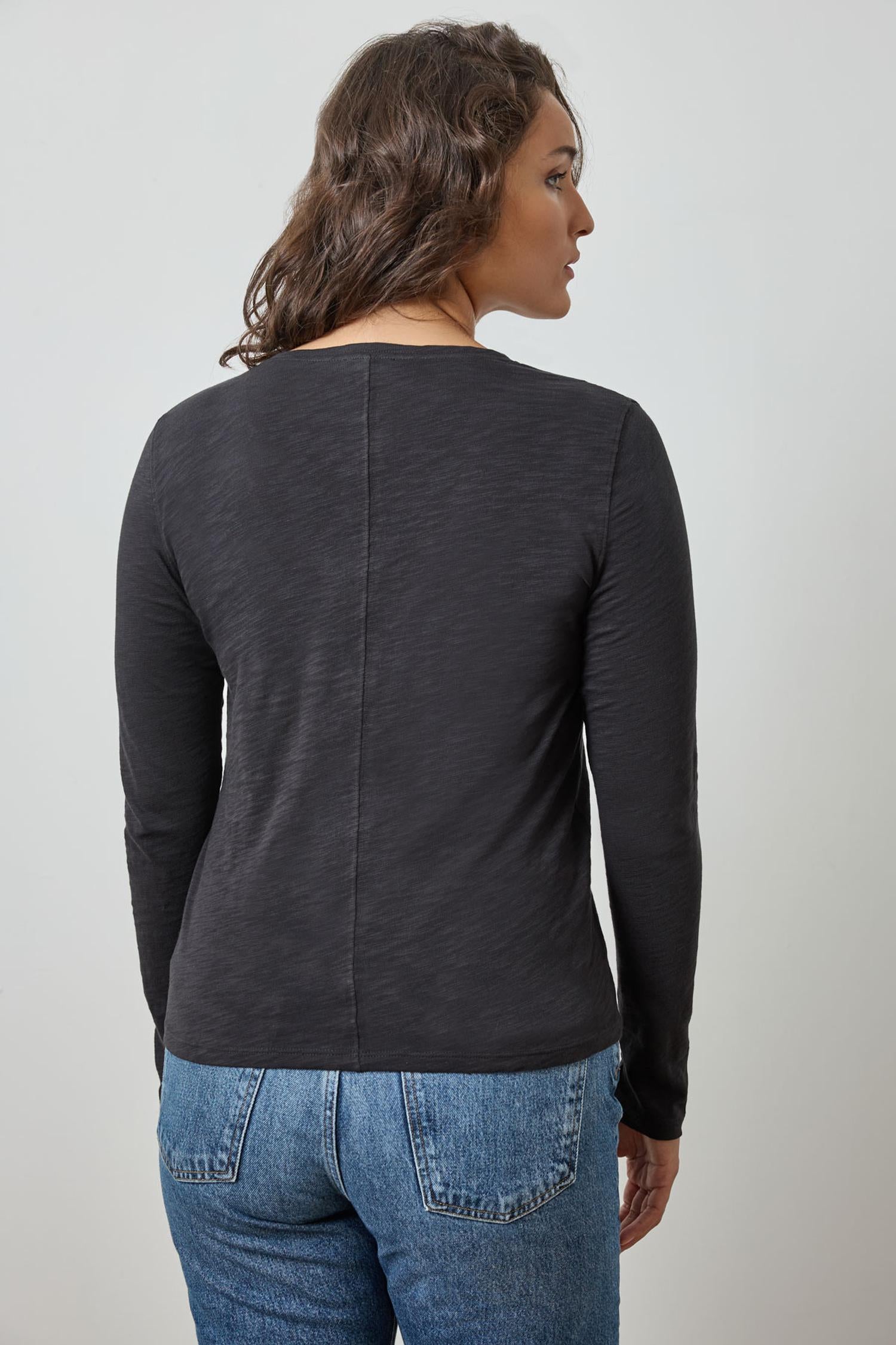 Long Sleeve V-Neck in color Black Image A4