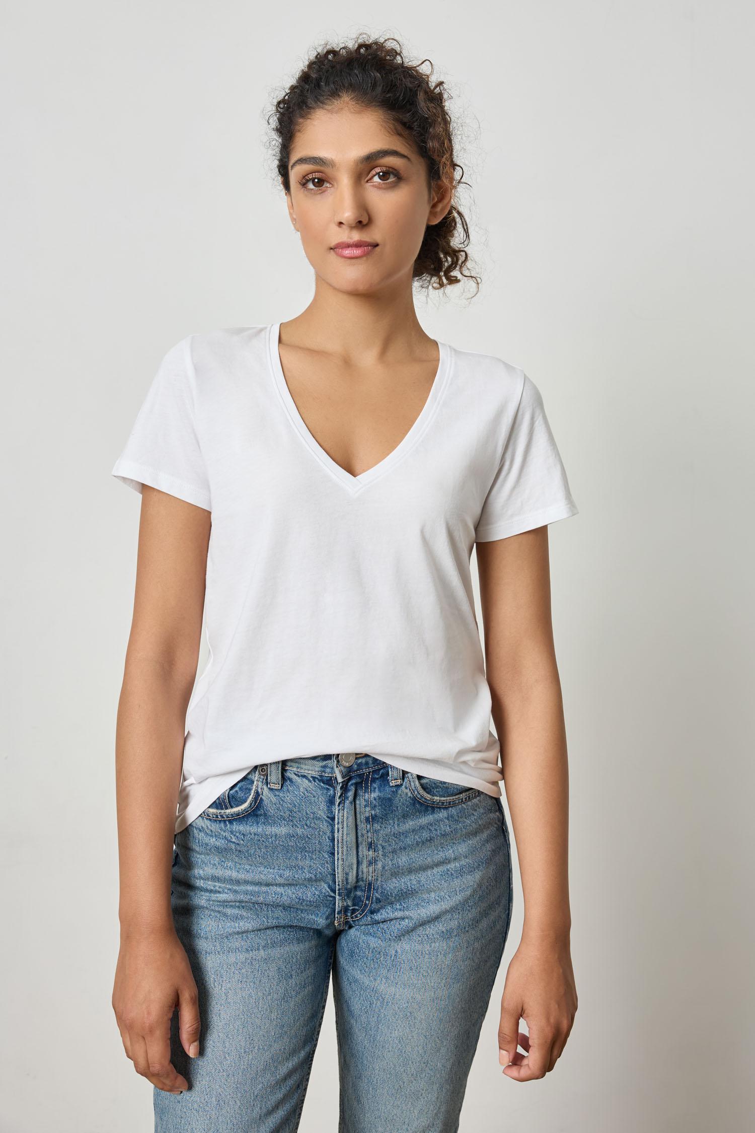 Short Sleeve V-Neck in color White Image A1