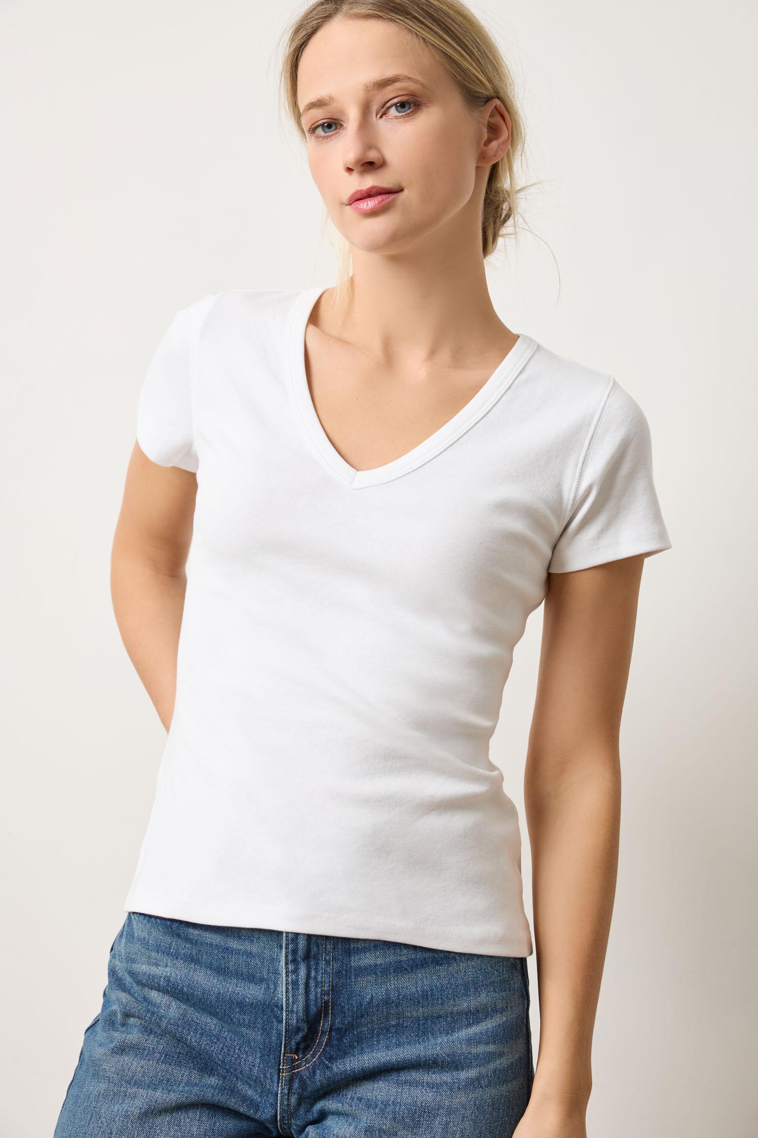 Short Sleeve V-Neck in color White Image A1