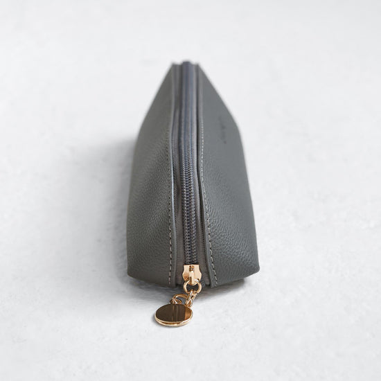 Make Up Bag in color Smoke Image A2