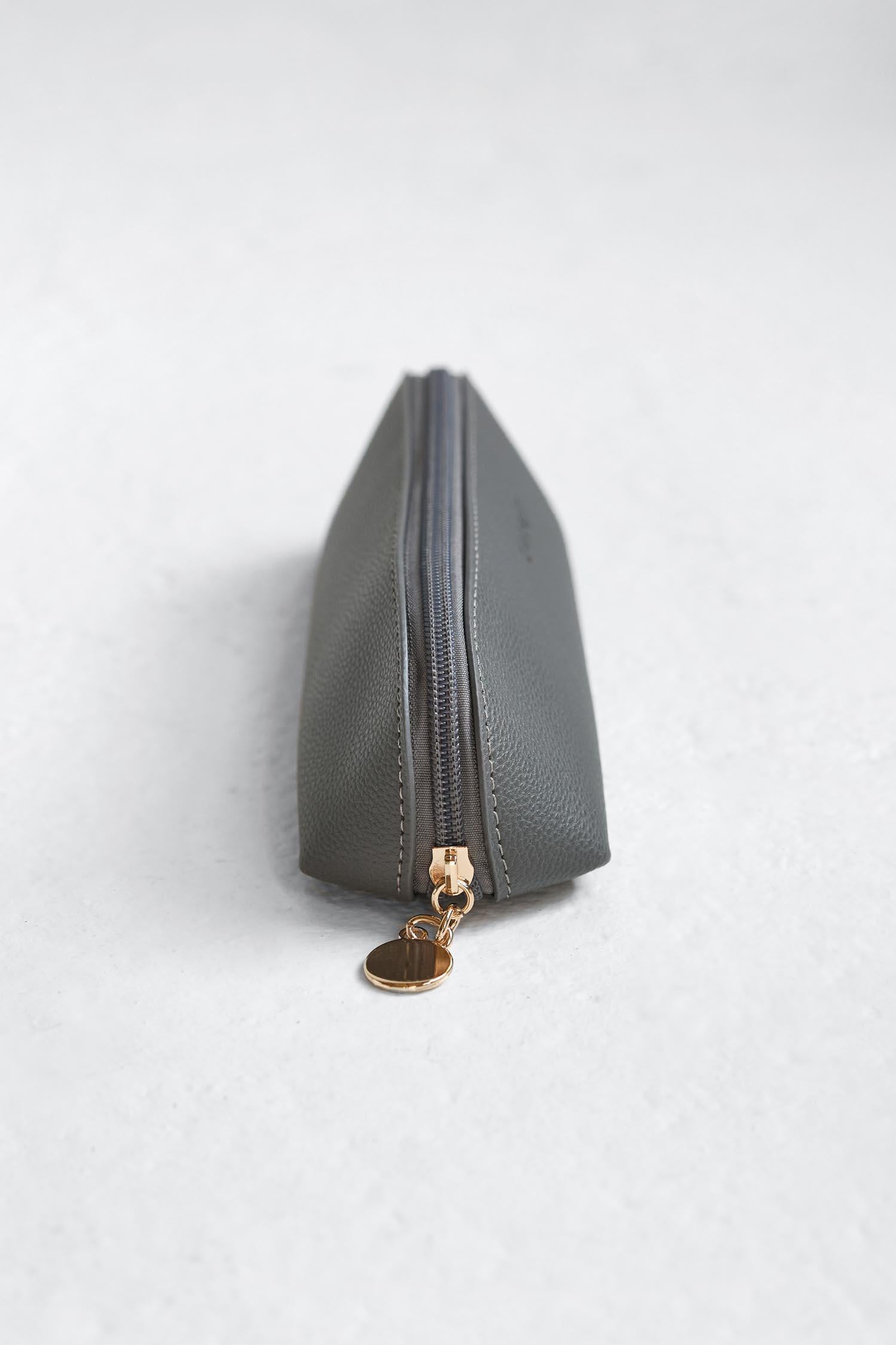 Make Up Bag in color Smoke Image A2