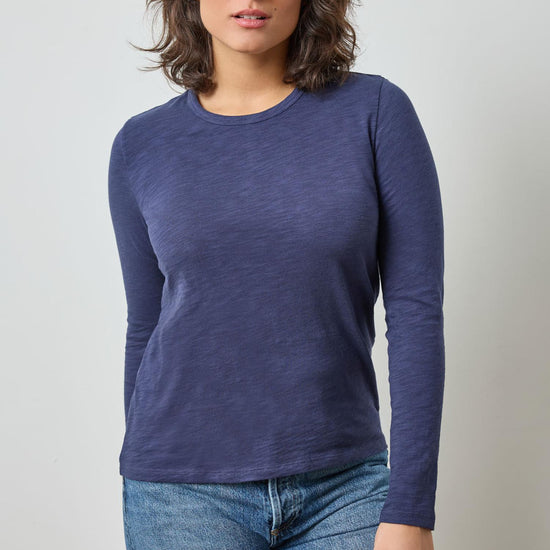 Long Sleeve Crewneck in color Navy Image A3