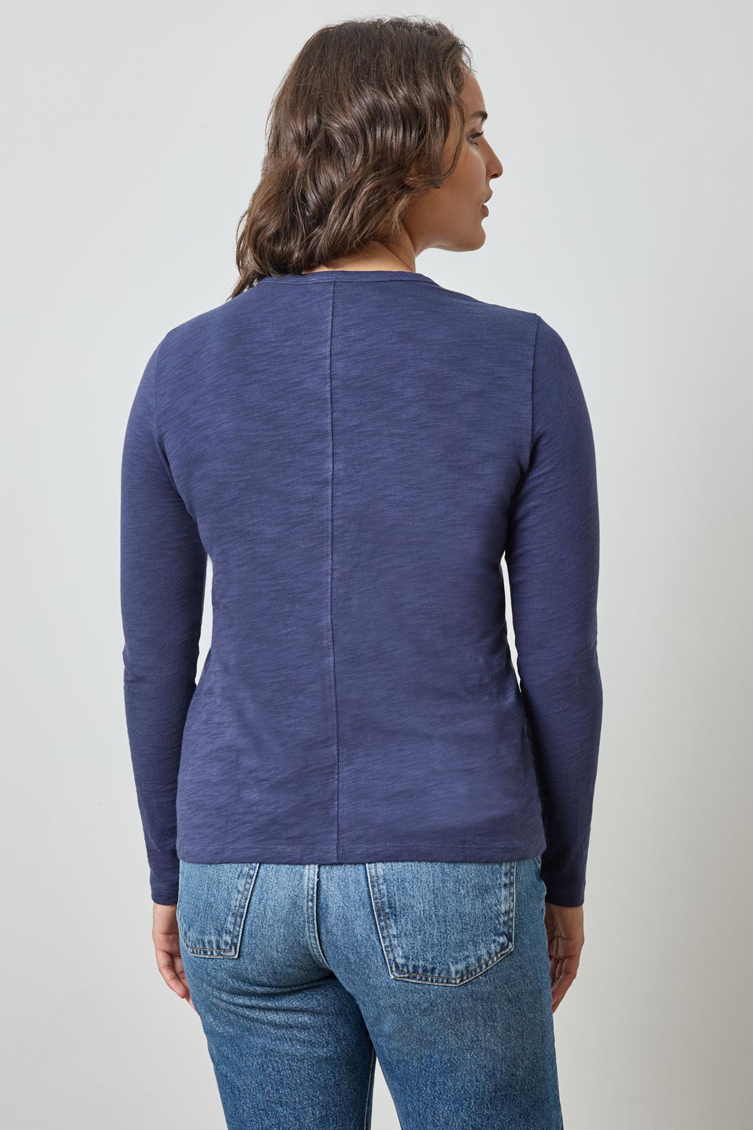 Long Sleeve Crewneck in color Navy Image A4