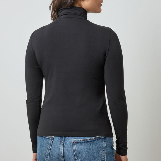 Turtleneck in color Black Image A5