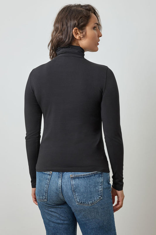 Turtleneck in color Black Image A5