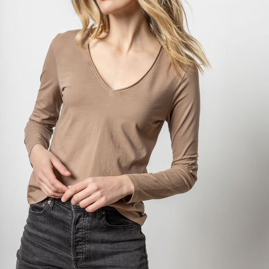 Rolled Edge V-Neck Tee Womens Top Shiitake A1