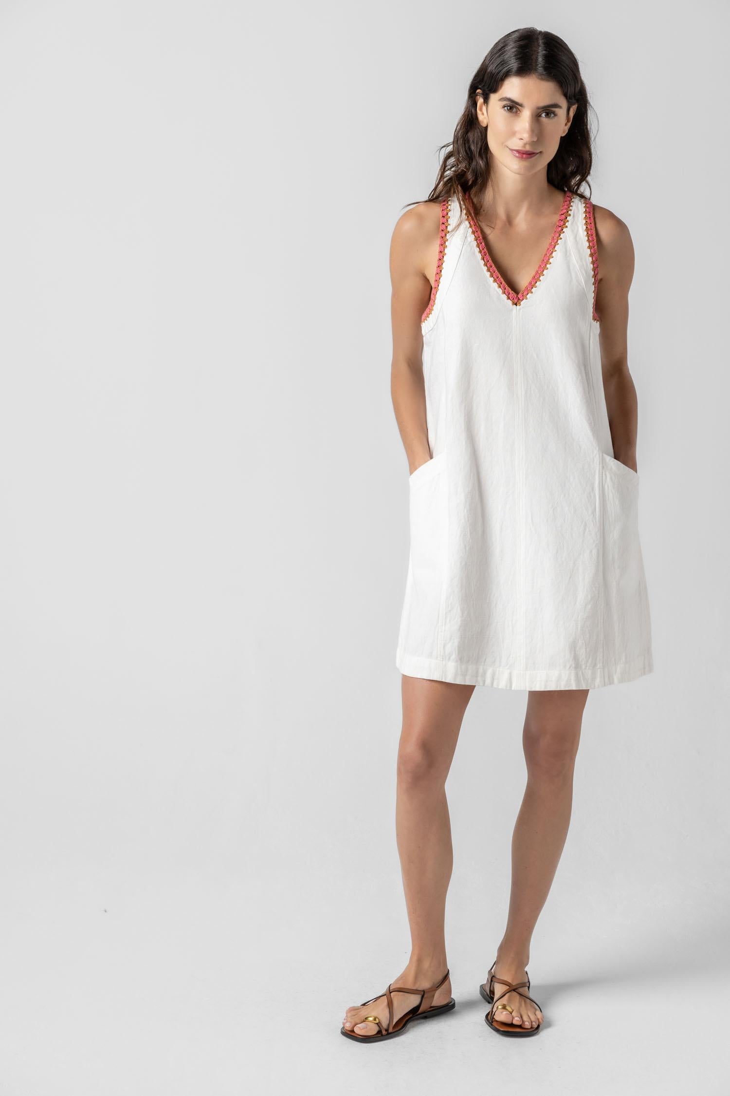 Ｖ－Ｎｅｃｋ　Ｔｕｃｋｅｄ　Ｗｏｏｌ　Ｄｒｅｓｓ Sleeveless V-Neck Wool Double-Face Sheath Dress