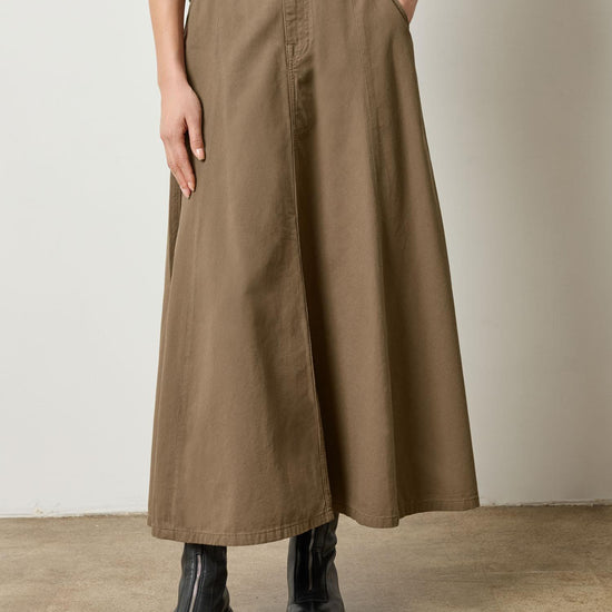 Seamed Maxi Skirt in color Parsley Image A1