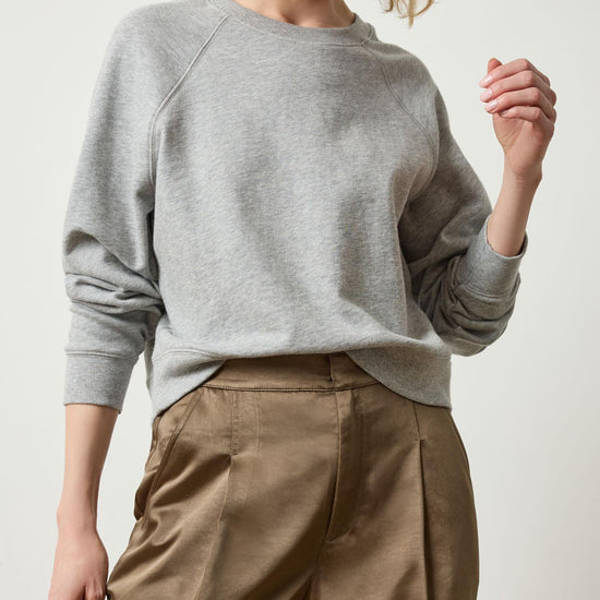 Raglan Sweatshirt in color Heather Grey Image A4