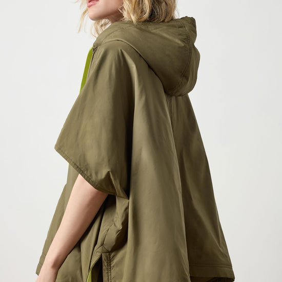 Hooded Poncho in color Evergreen Image A3