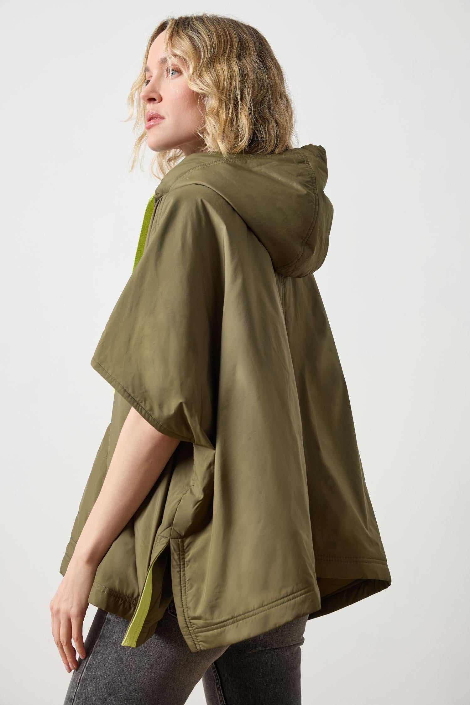 Hooded Poncho in color Evergreen Image A3