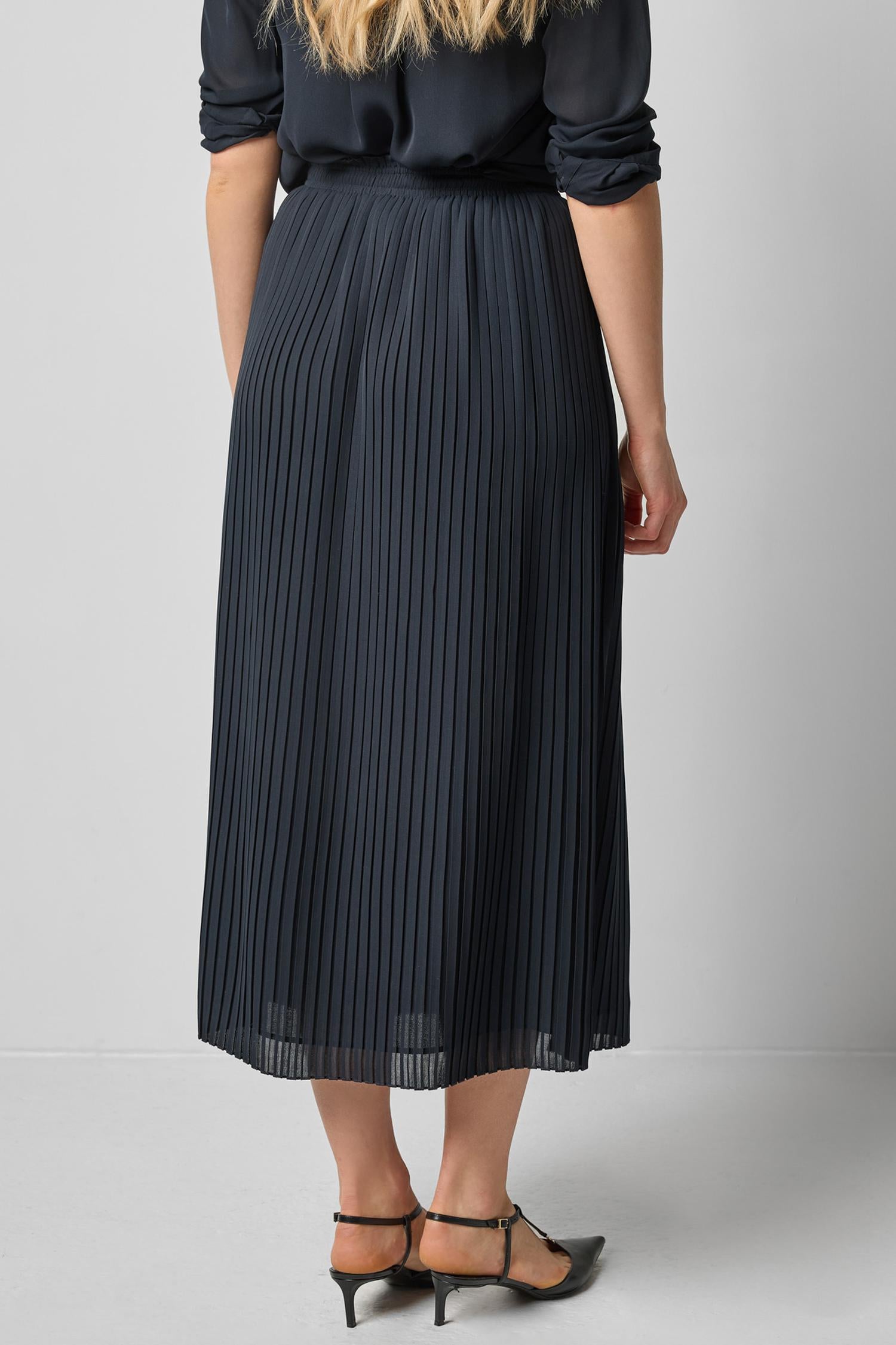 Pleated Maxi Skirt in color Black Image A2