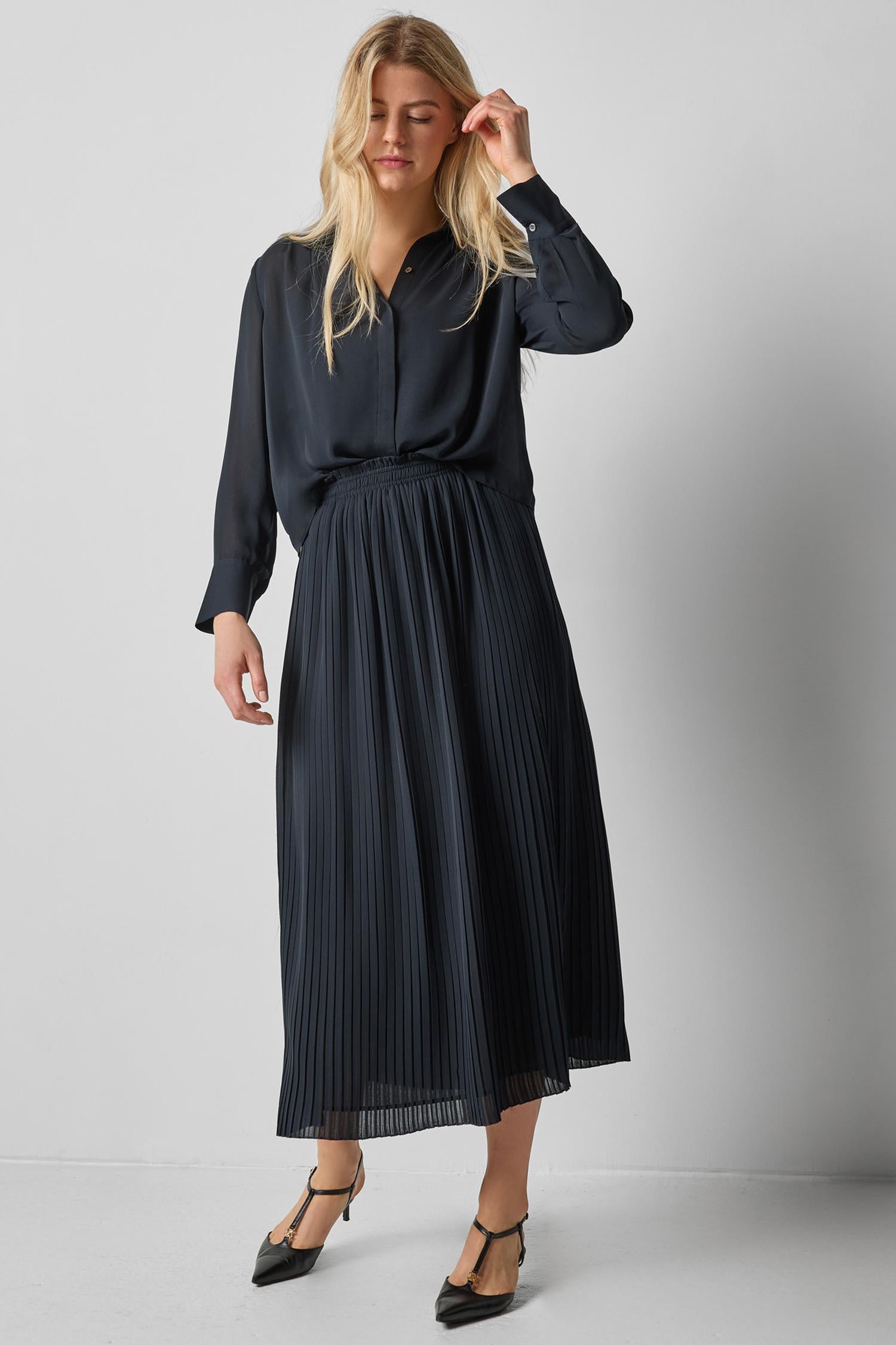 Pleated Maxi Skirt in color Black Image A3