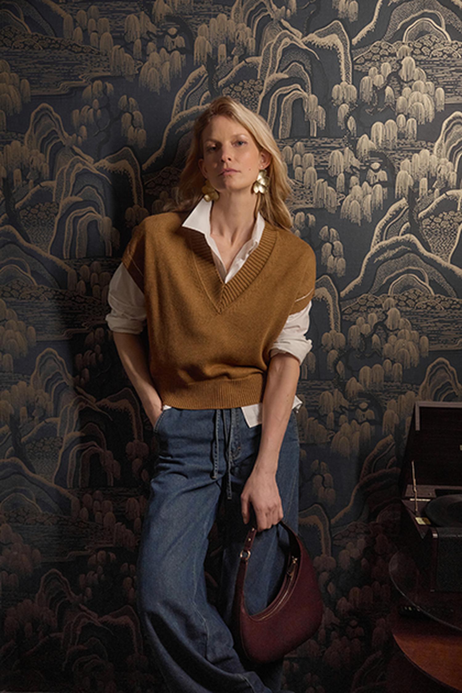 V-Neck Wedge Sweater in color Cork Image C0