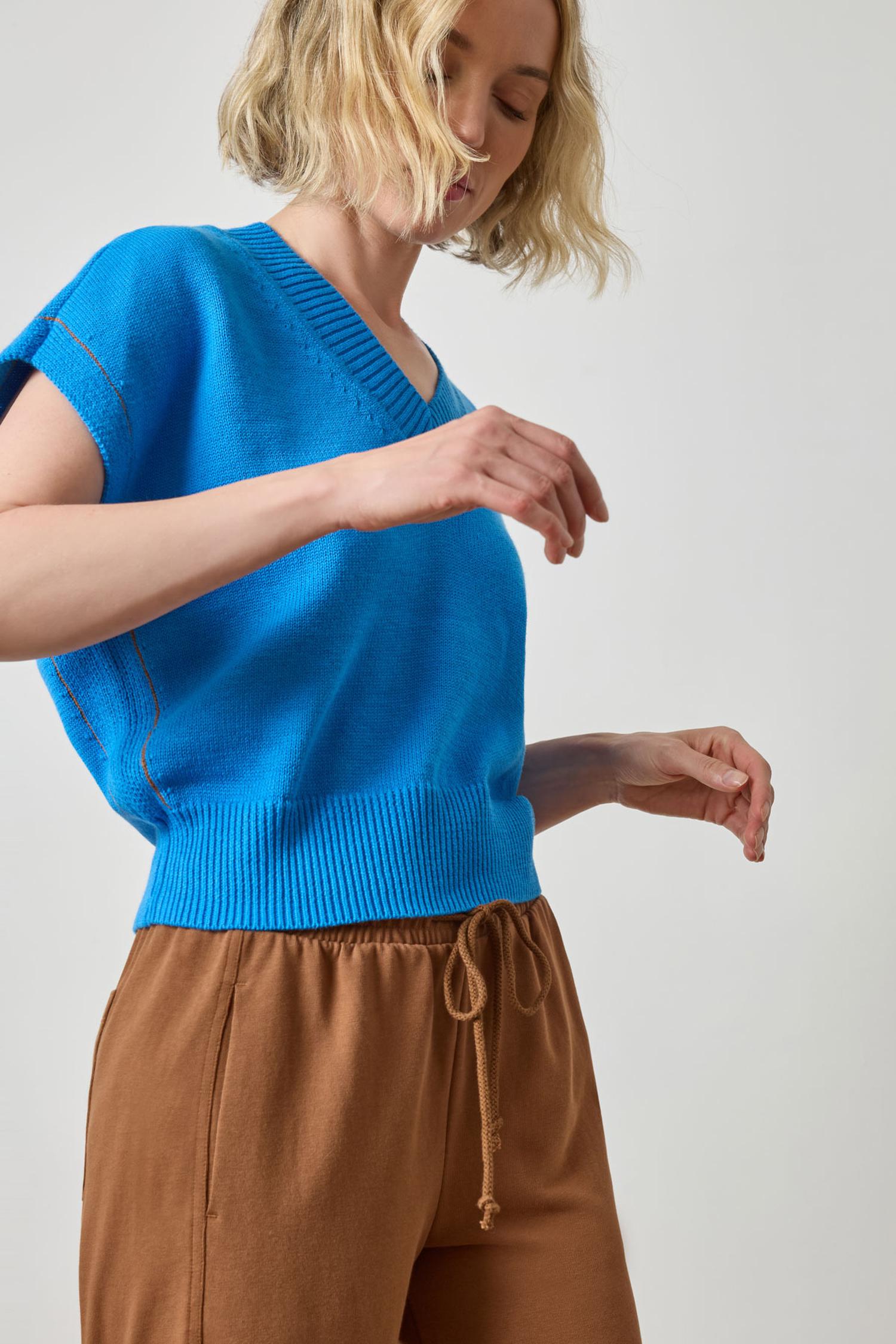 V-Neck Wedge Sweater in color Dutch Blue Image A3