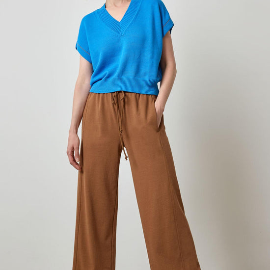 V-Neck Wedge Sweater in color Dutch Blue Image A4