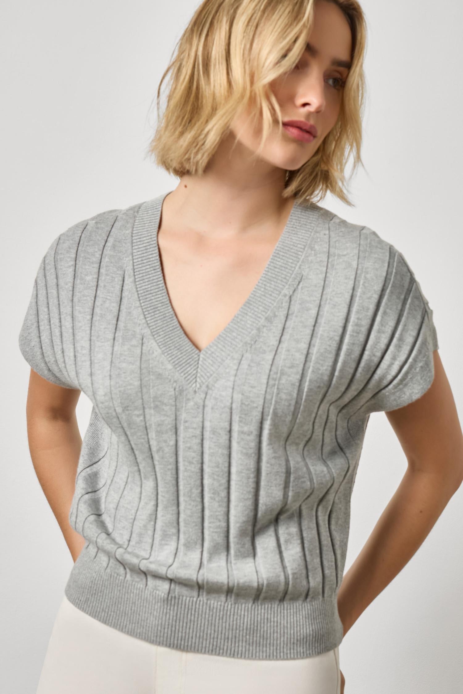 Wide Rib Wedge V-Neck Sweater Womens Sweater Heather Grey A1